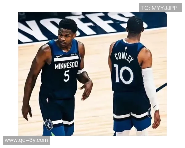 爱德华兹被罚点球后情绪激动返回更衣室怒喊去TMD罚球引发热议